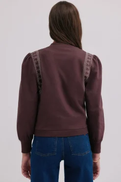 Marta. Sudadera bordada