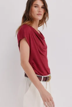 Mia. Camiseta drapeada