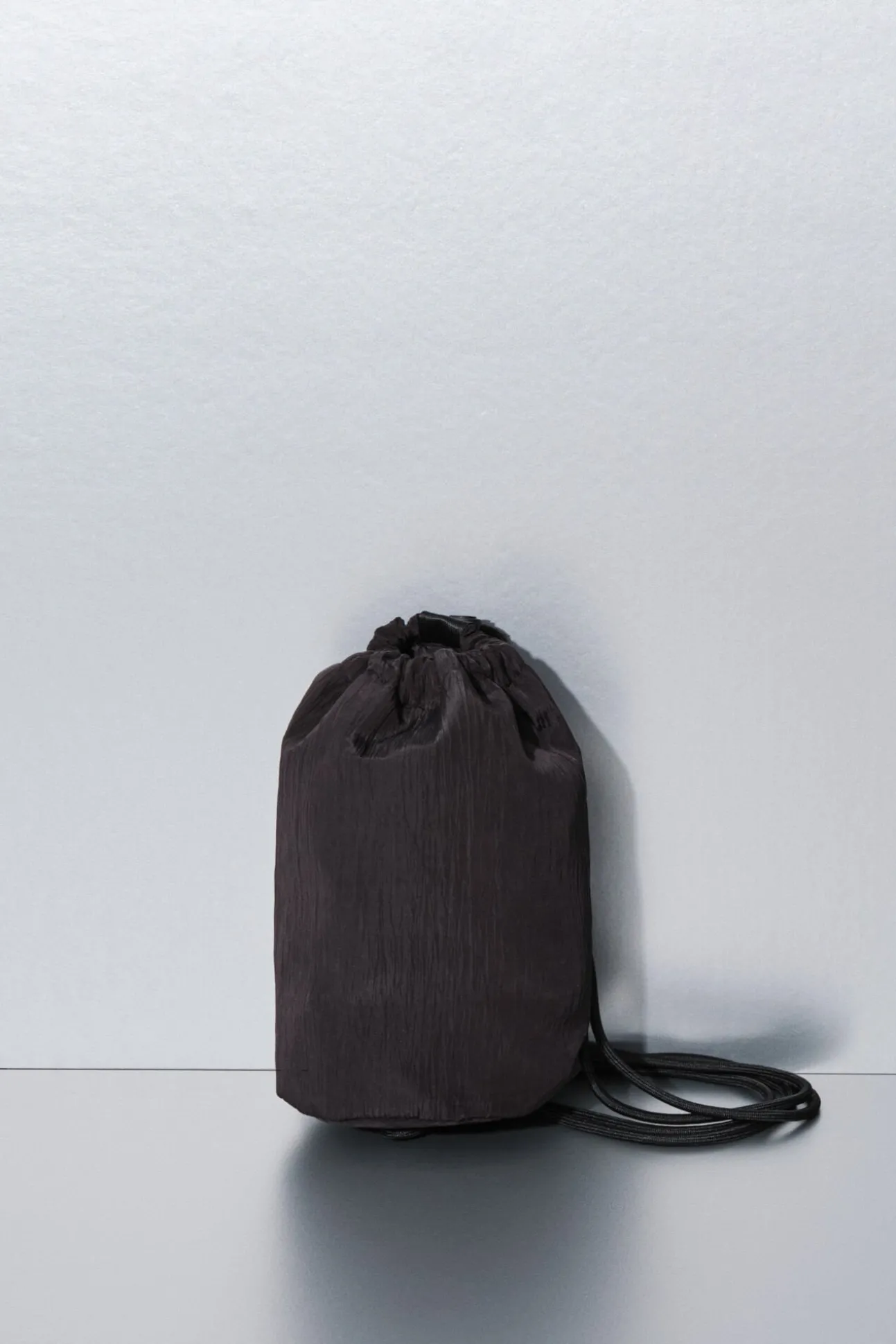 Mini bolso bandolera nylon negro satinado