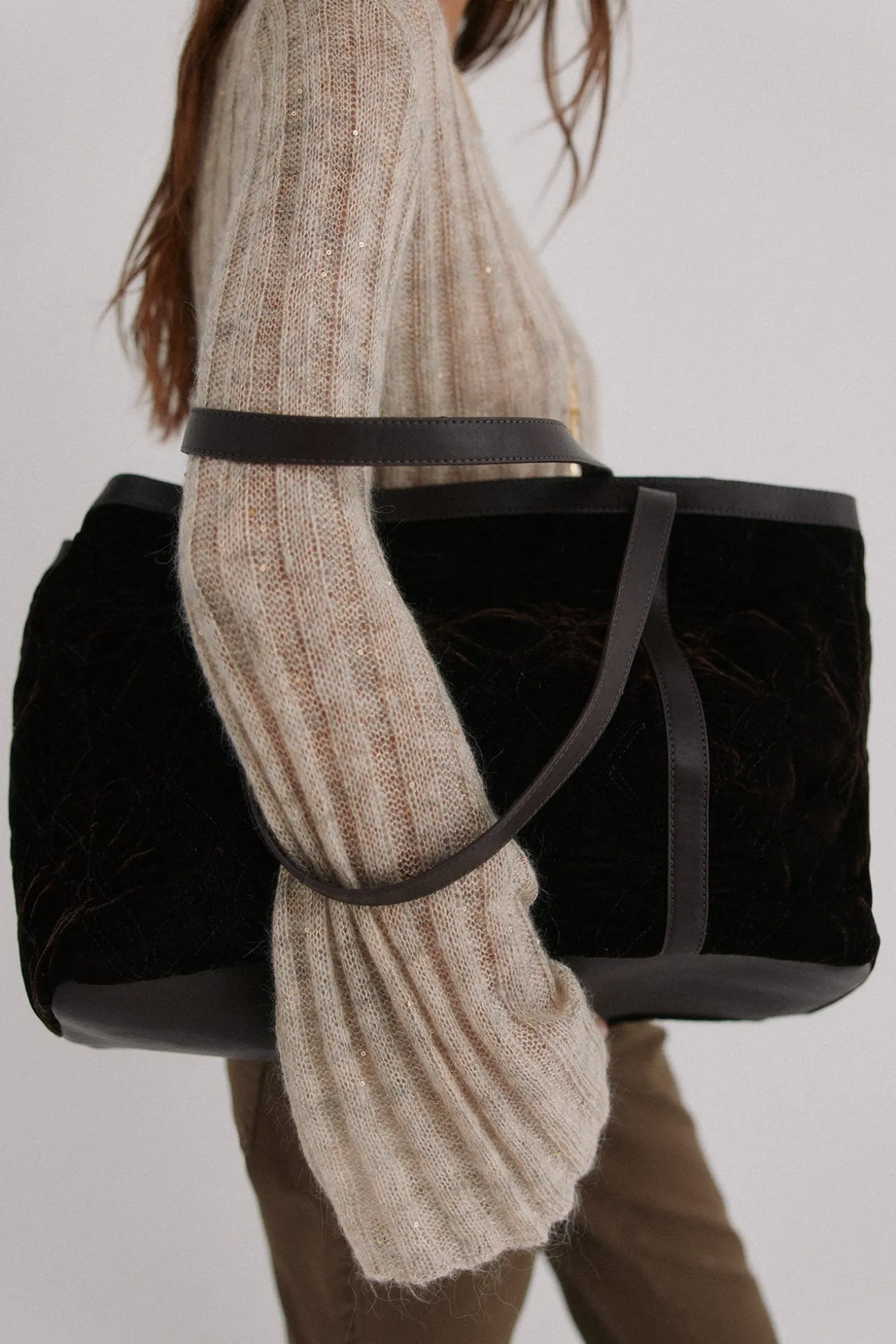 Neila. Bolso shopper de terciopelo