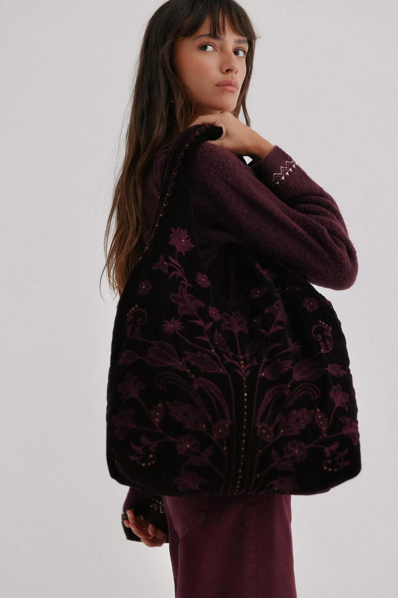 Nuria. Bolso hobo terciopelo bordado