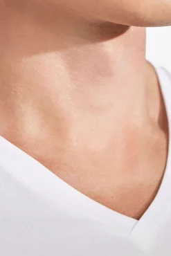 Pack 2 camisetas elásticas cuello pico blanco