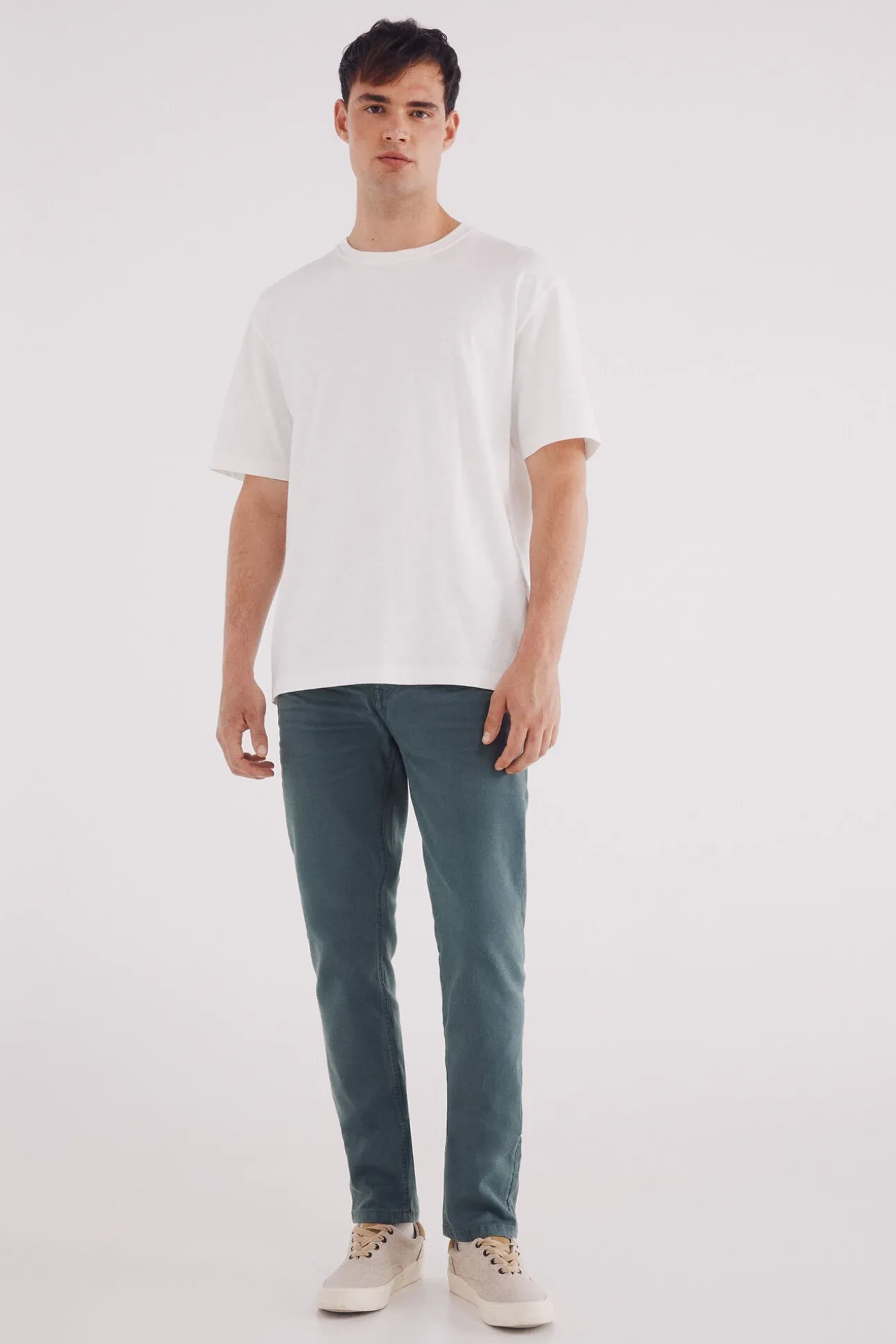 Pantalón 5 bolsillos color slim fit