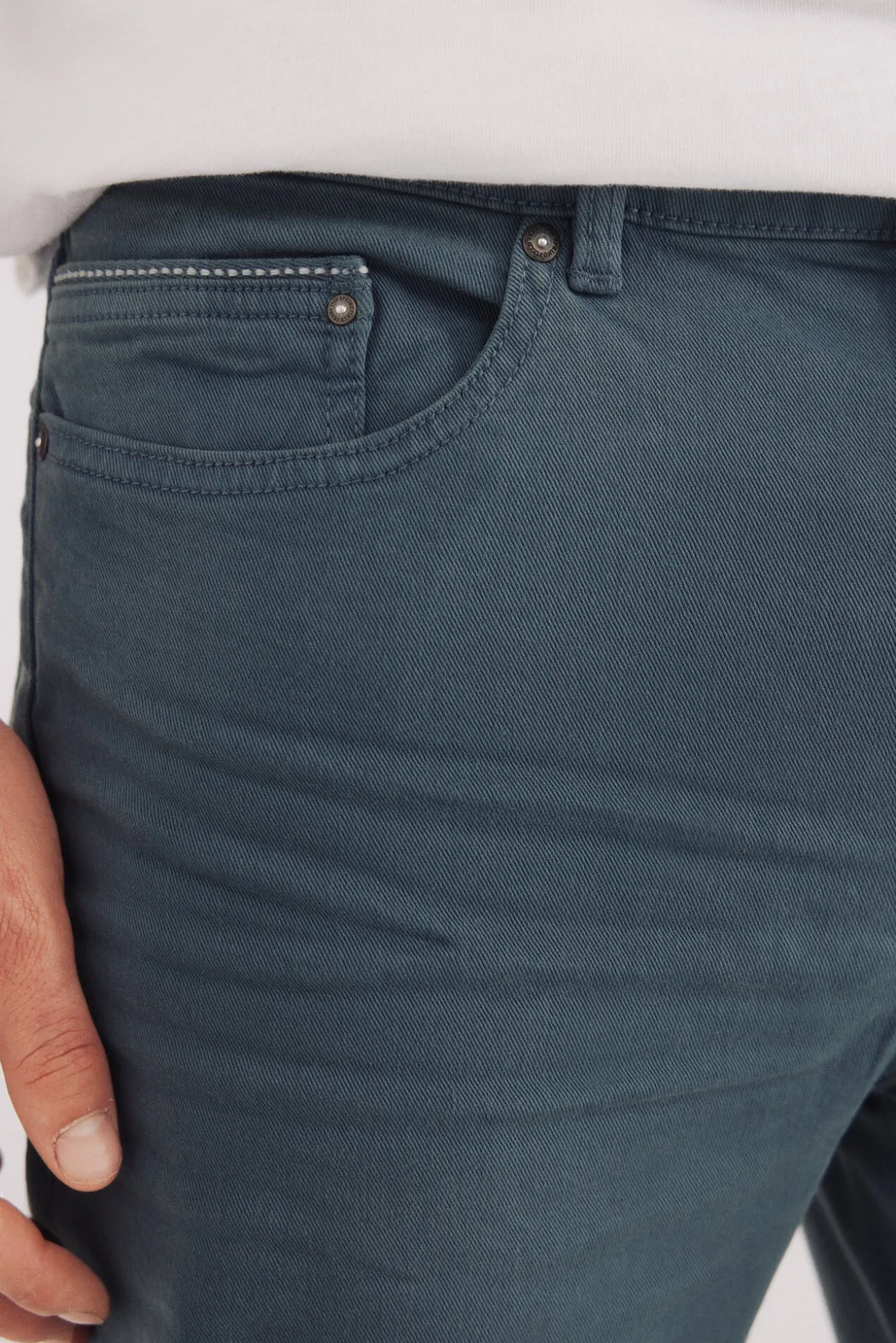 Pantalón 5 bolsillos color slim fit