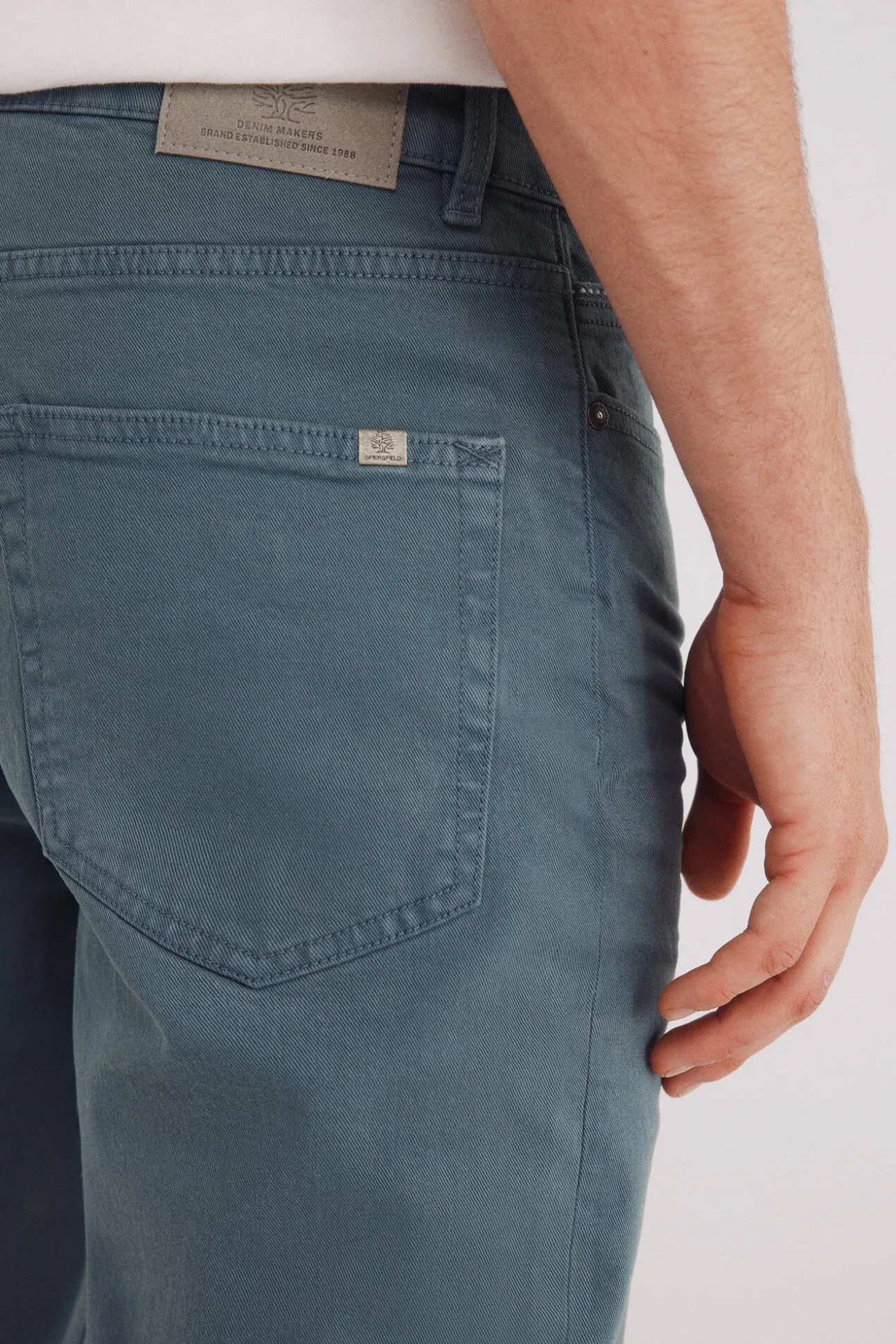 Pantalón 5 bolsillos color slim fit