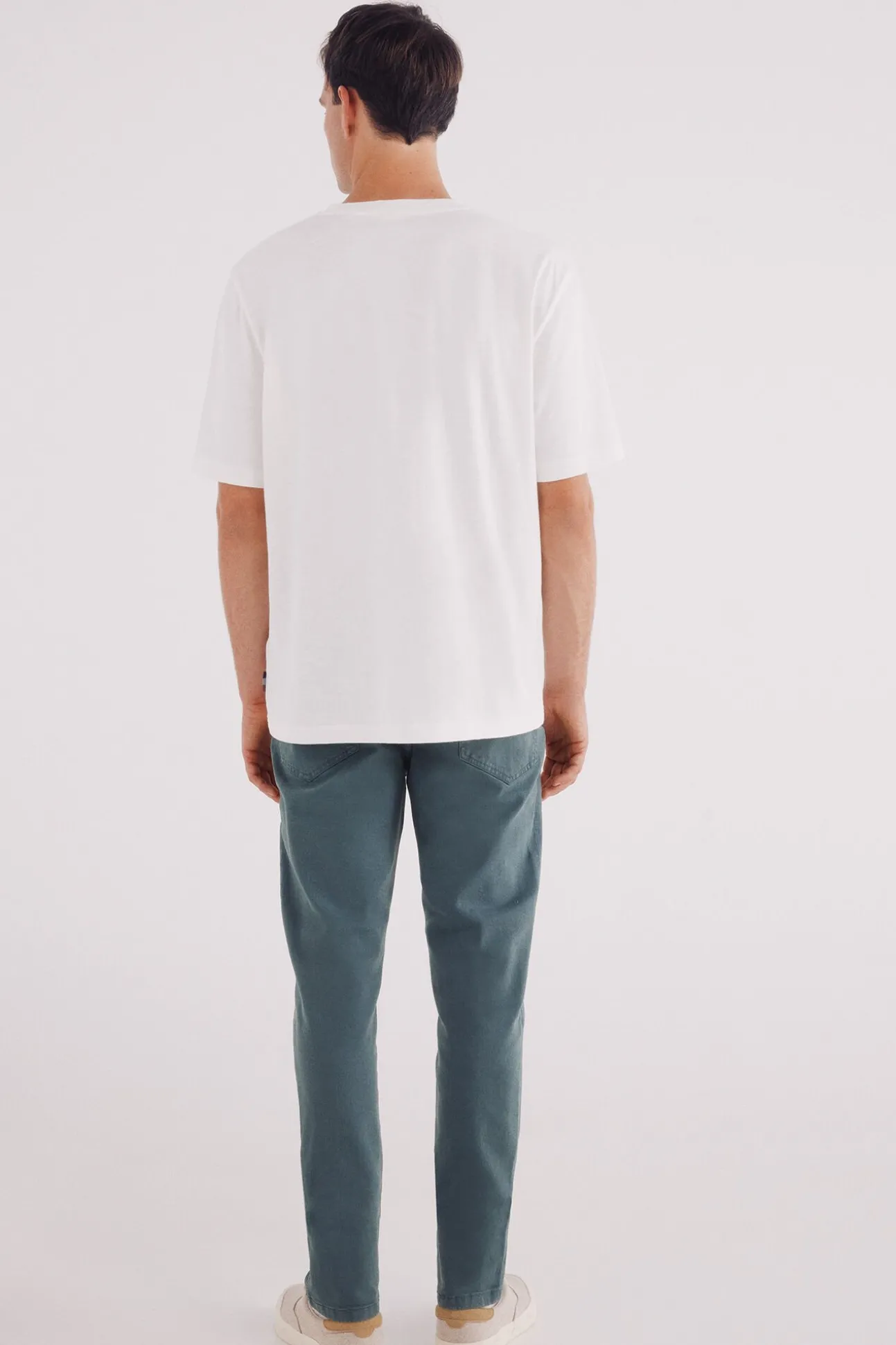 Pantalón 5 bolsillos color slim fit