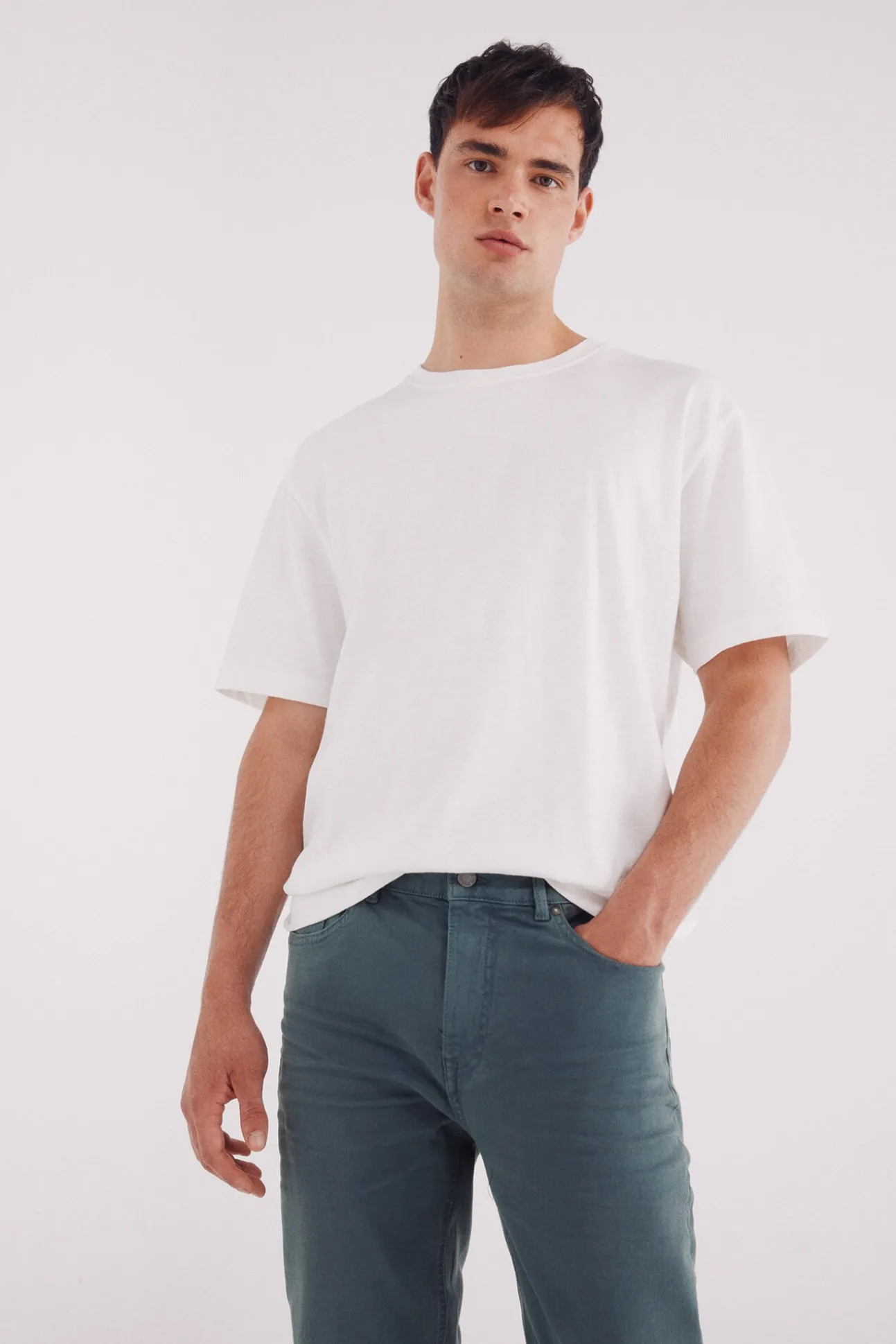 Pantalón 5 bolsillos color slim fit