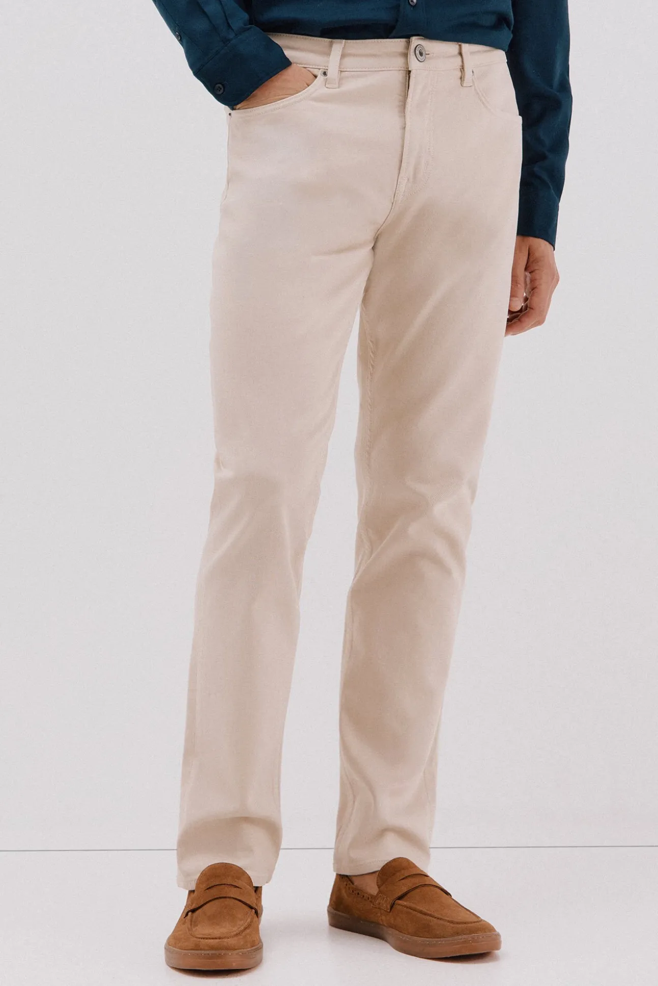 Pantalón 5 bolsillos color regular fit