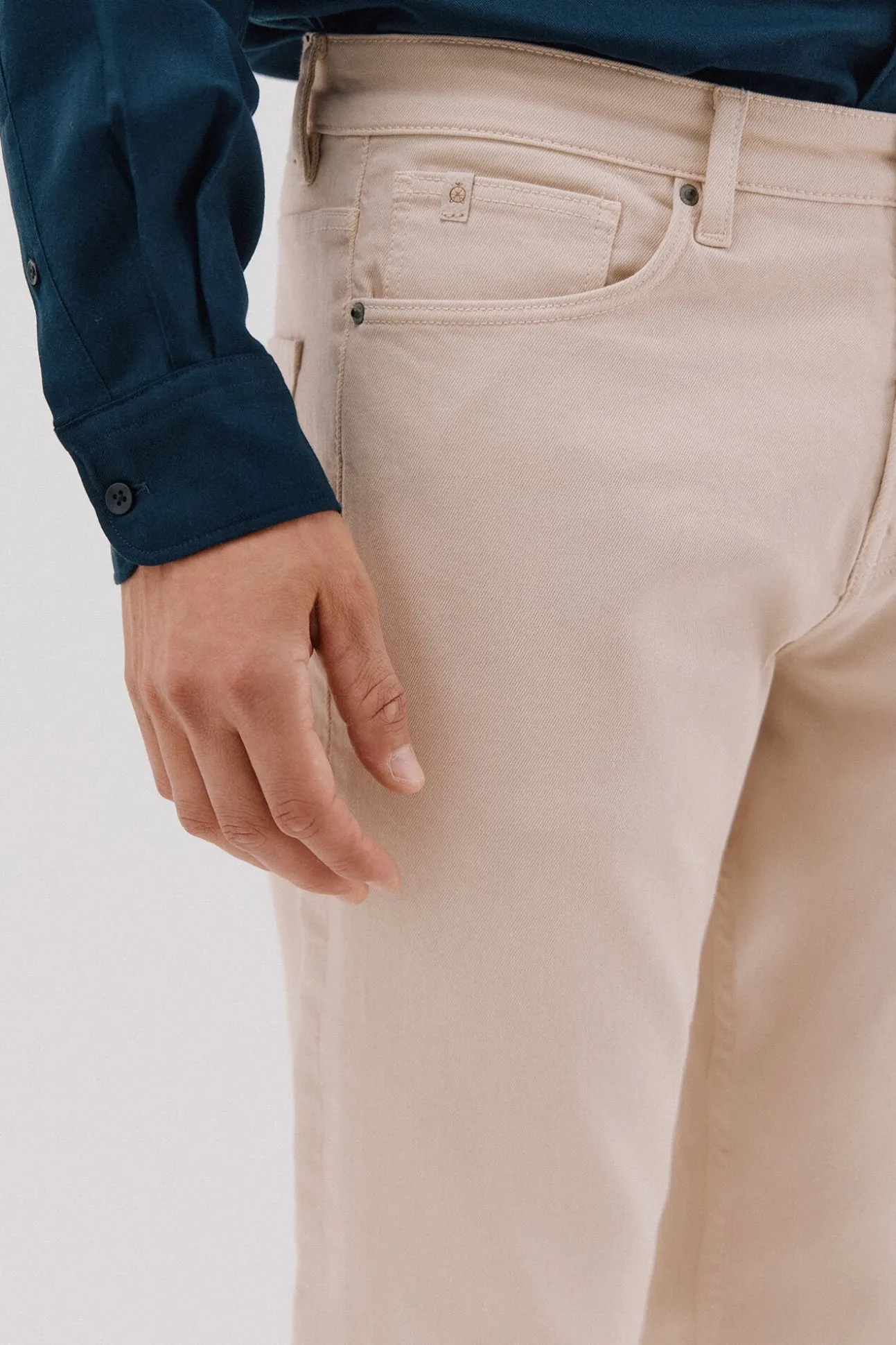 Pantalón 5 bolsillos color regular fit