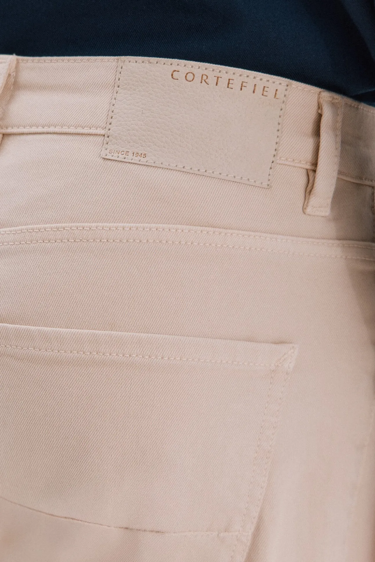 Pantalón 5 bolsillos color regular fit