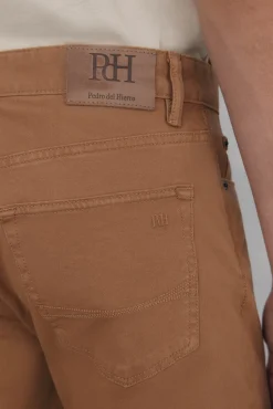 Pantalón 5 bolsillos color slim fit