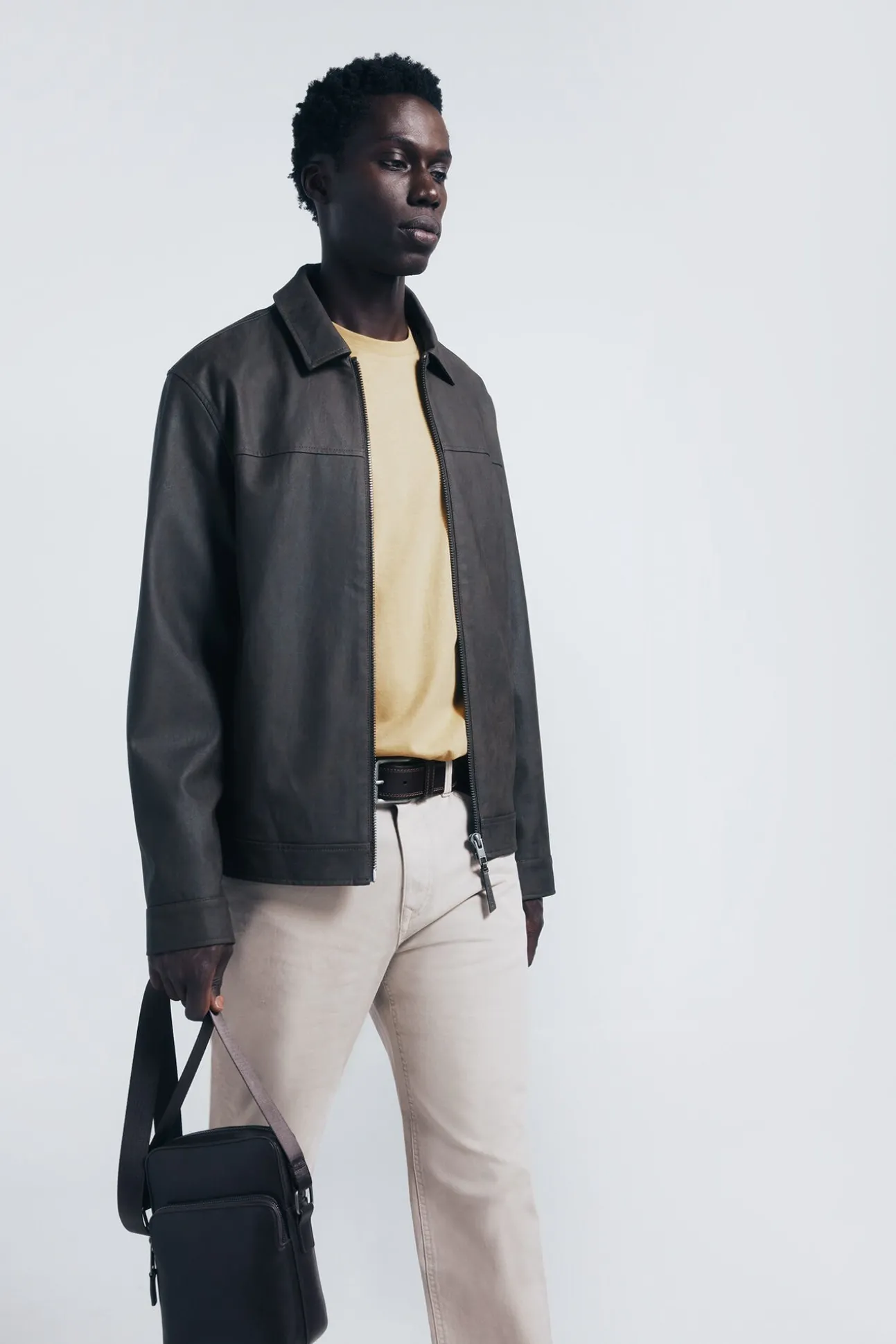 Pantalón 5 bolsillos color slim fit