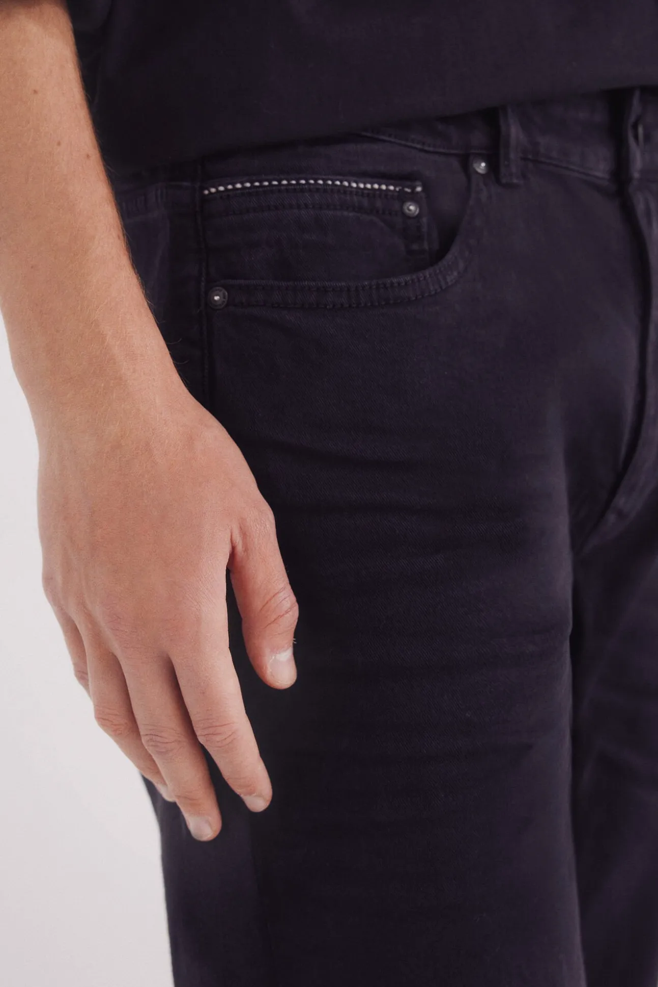 Pantalón 5 bolsillos color slim fit