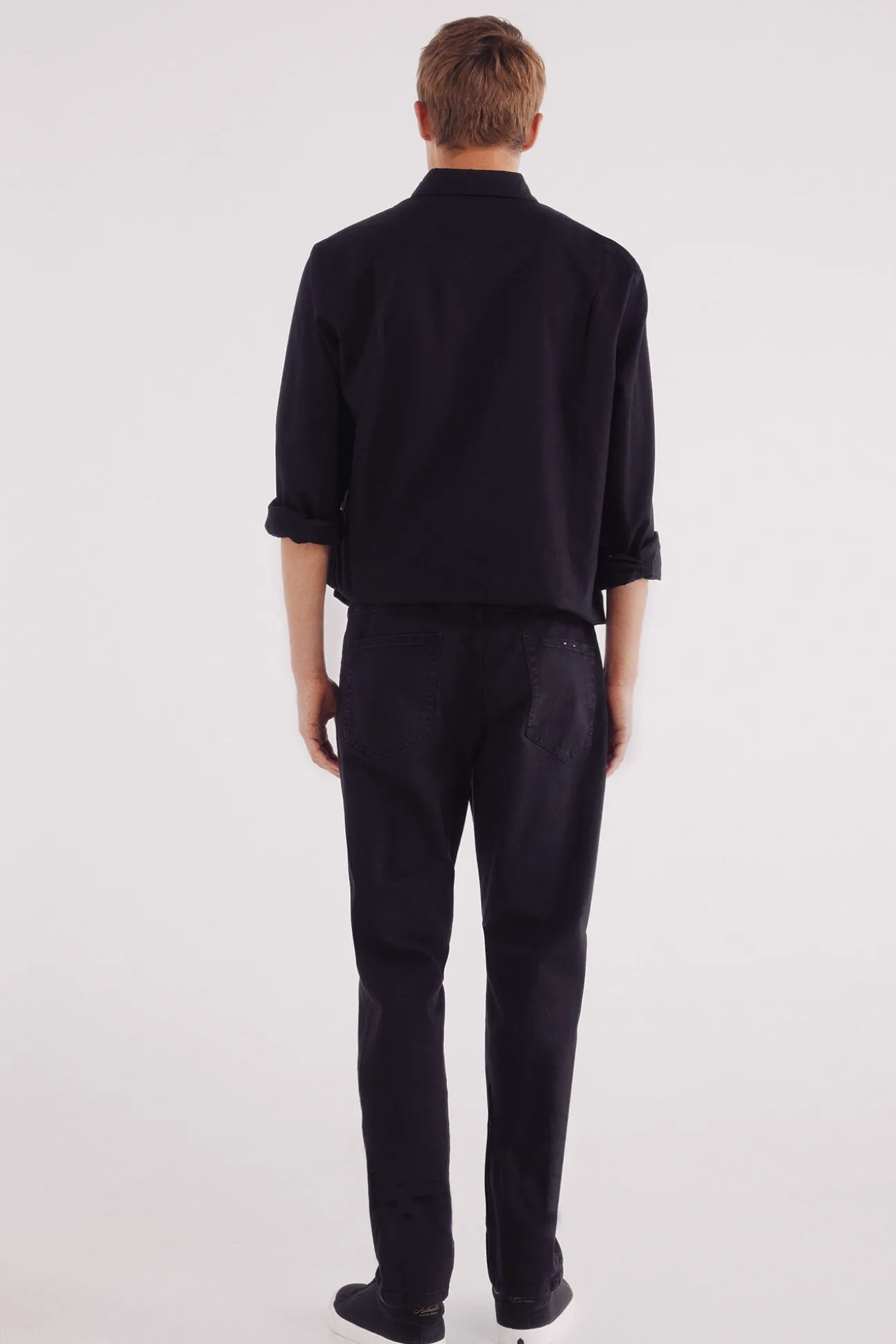 Pantalón 5 bolsillos color slim fit