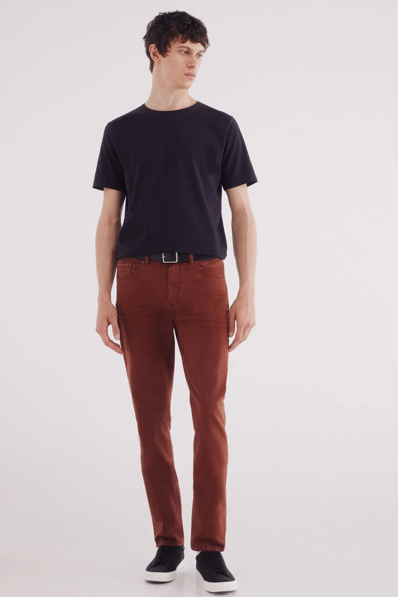 Pantalón 5 bolsillos color slim fit