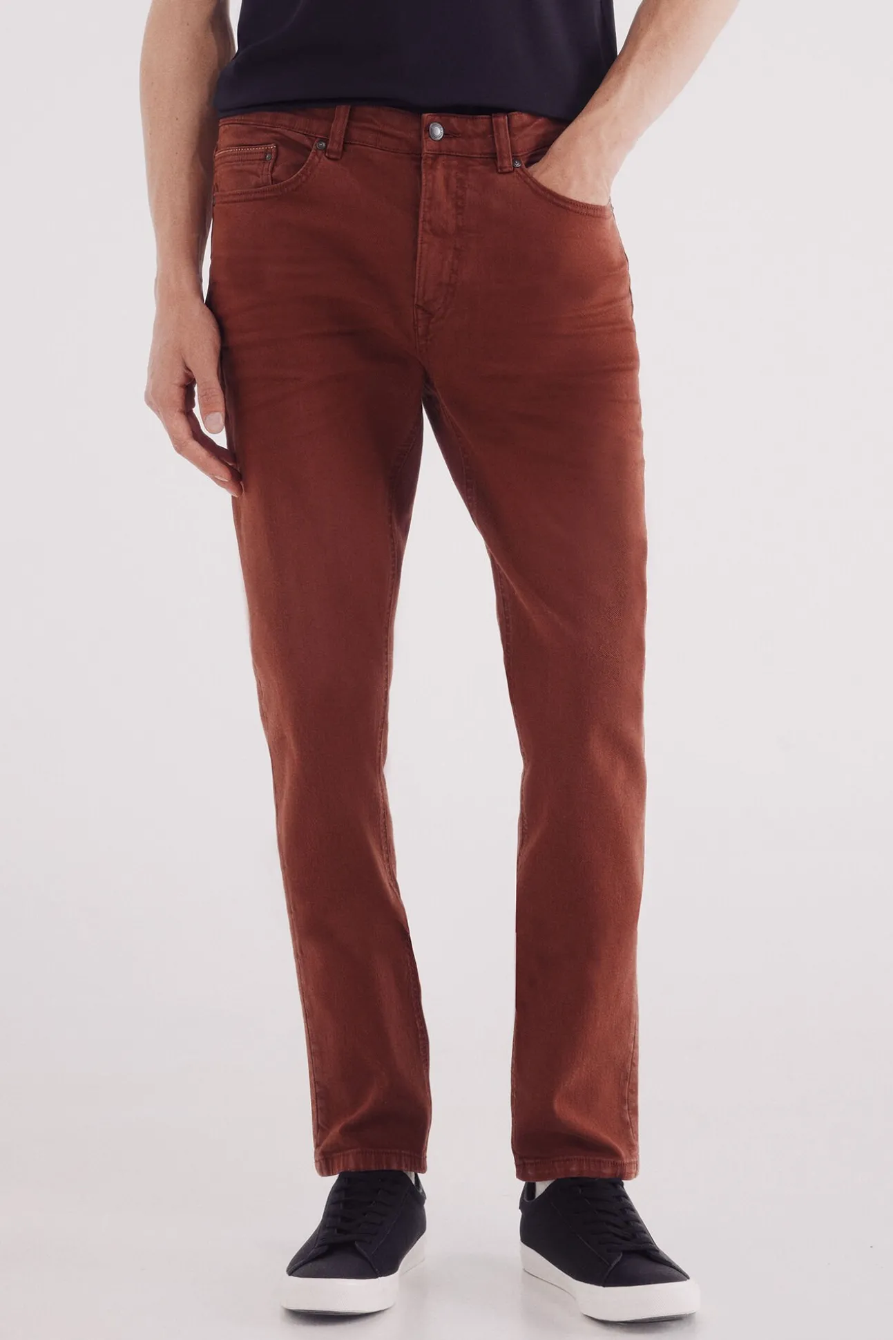 Pantalón 5 bolsillos color slim fit
