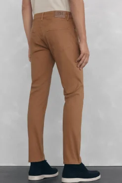 Pantalón 5 bolsillos color slim fit