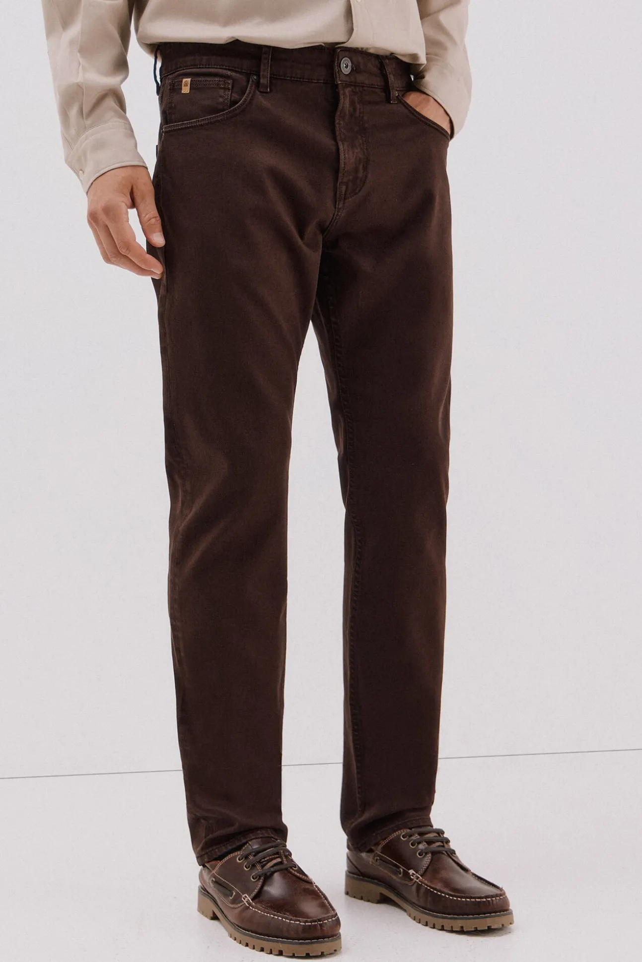 Pantalón 5 bolsillos color regular fit