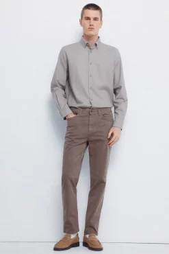 Pantalón 5 bolsillos color slim fit