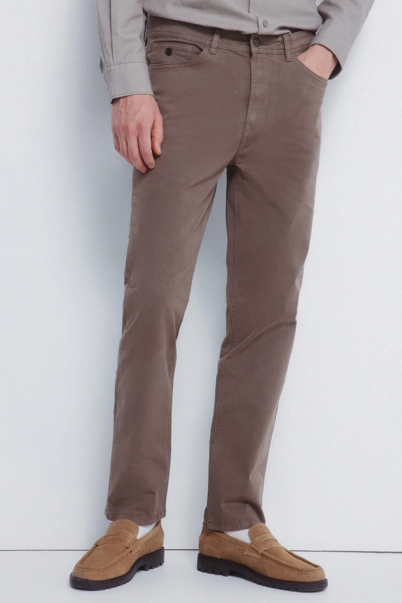 Pantalón 5 bolsillos color slim fit