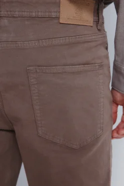 Pantalón 5 bolsillos color slim fit