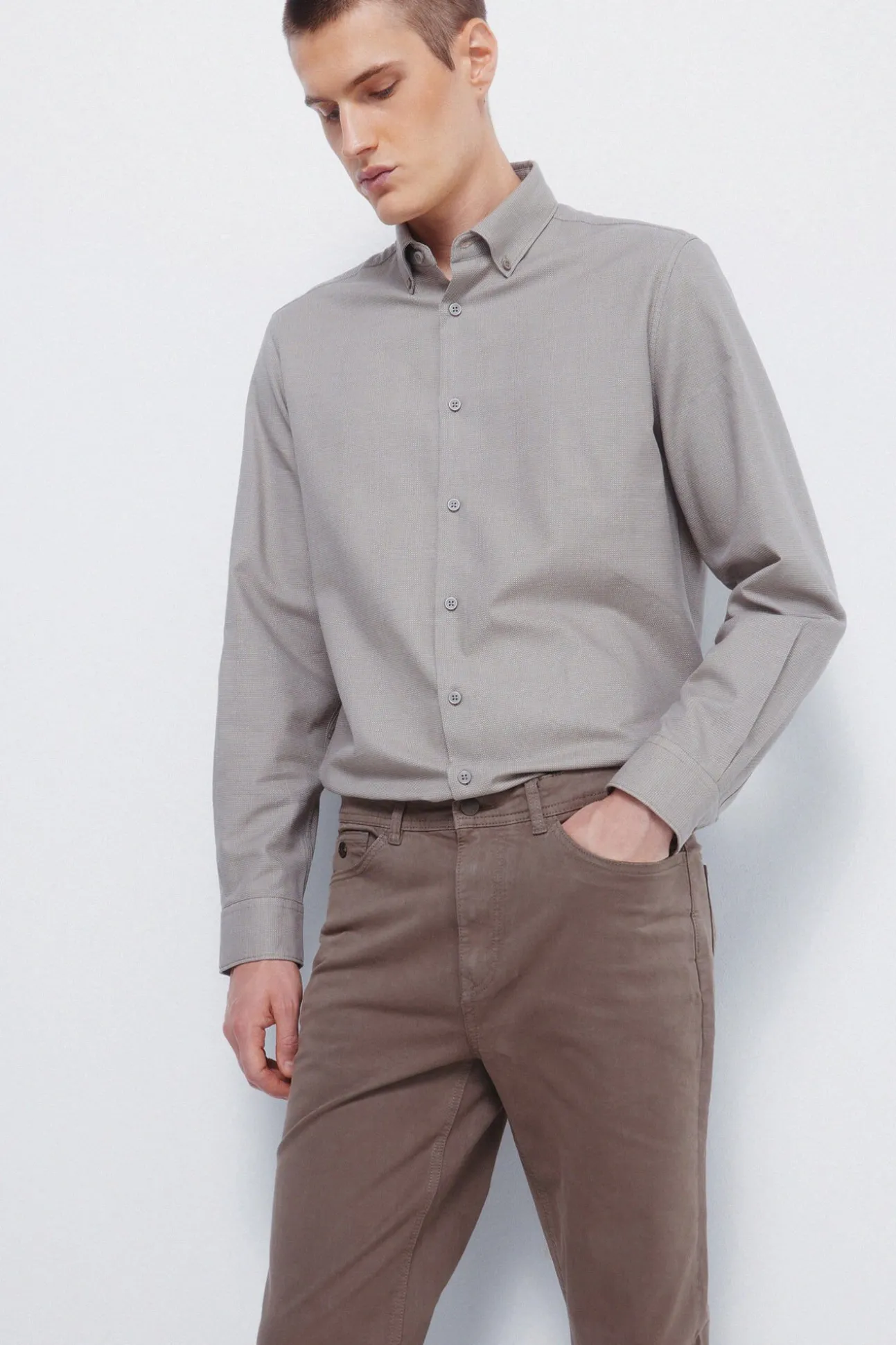 Pantalón 5 bolsillos color slim fit