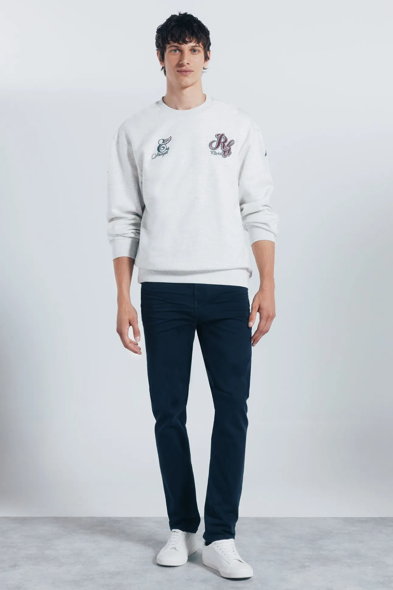 Pantalón 5 bolsillos color slim fit