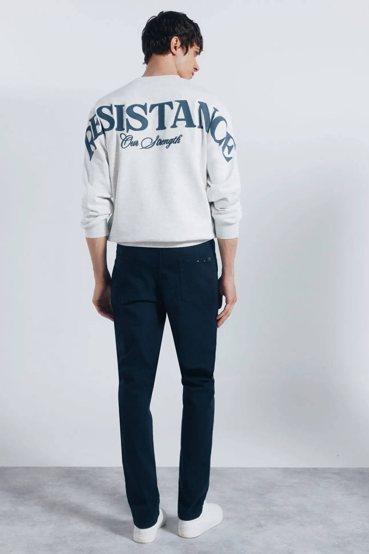 Pantalón 5 bolsillos color slim fit