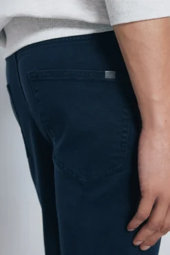 Pantalón 5 bolsillos color slim fit