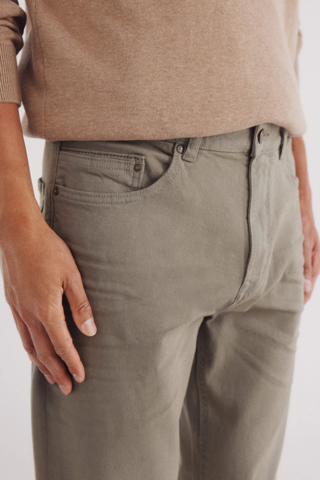 Pantalón 5 bolsillos color slim fit