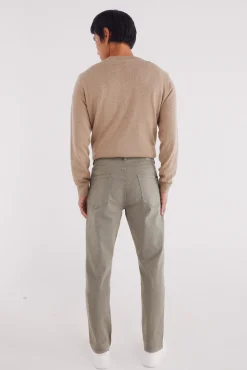 Pantalón 5 bolsillos color slim fit