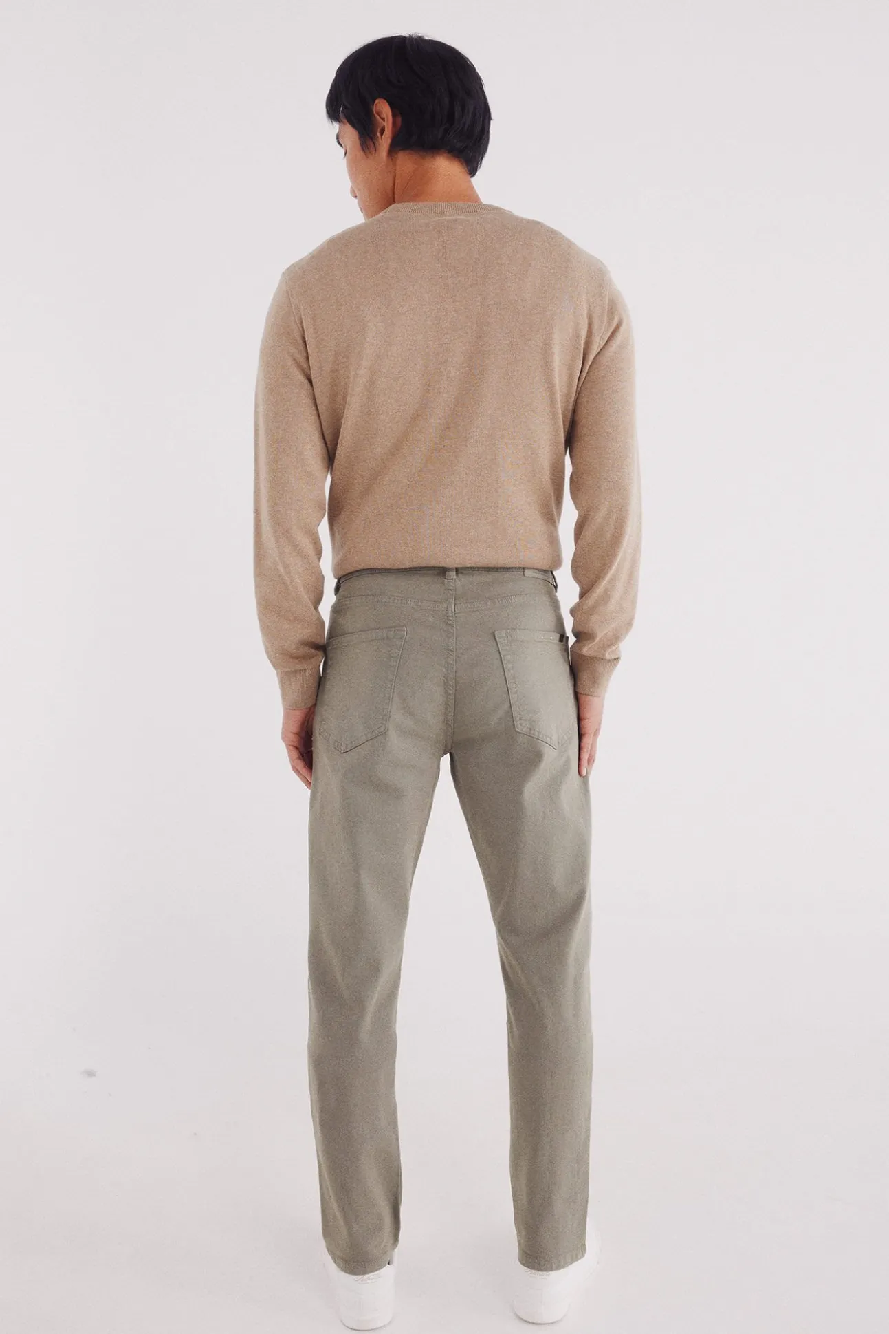 Pantalón 5 bolsillos color slim fit