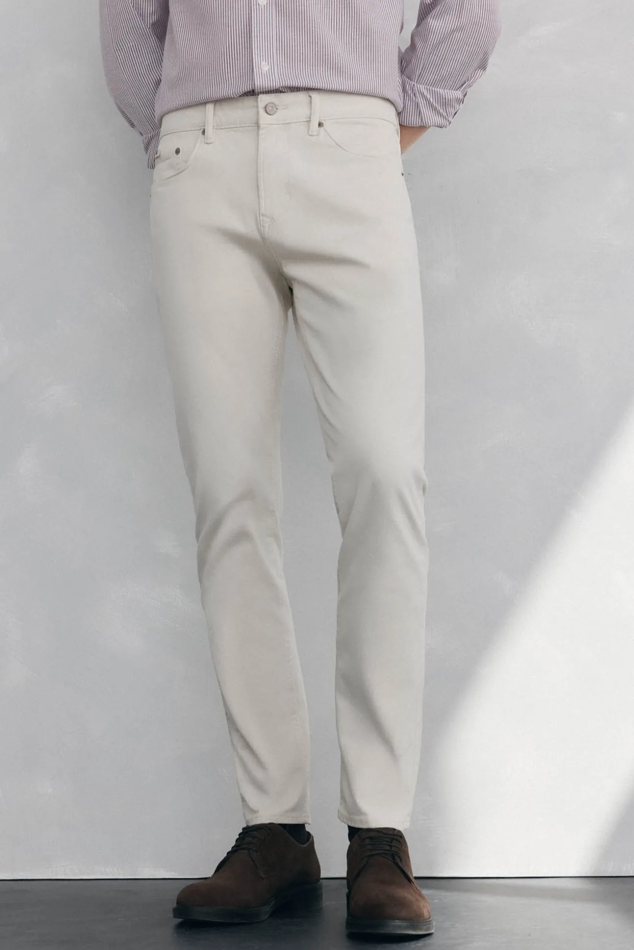 Pantalón 5 bolsillos color slim fit