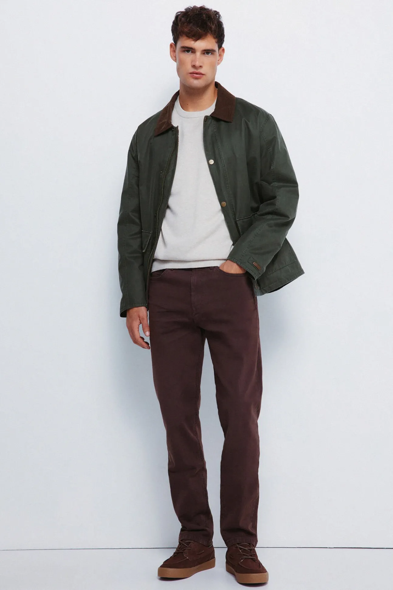 Pantalón 5 bolsillos color slim fit