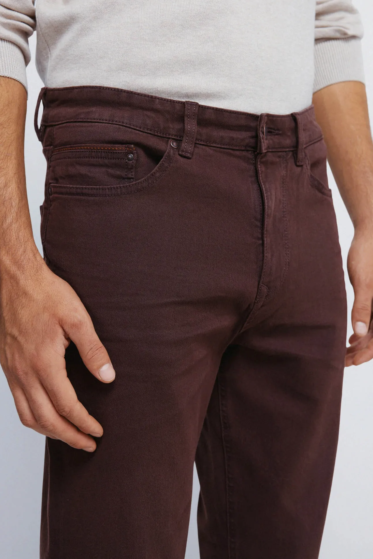 Pantalón 5 bolsillos color slim fit