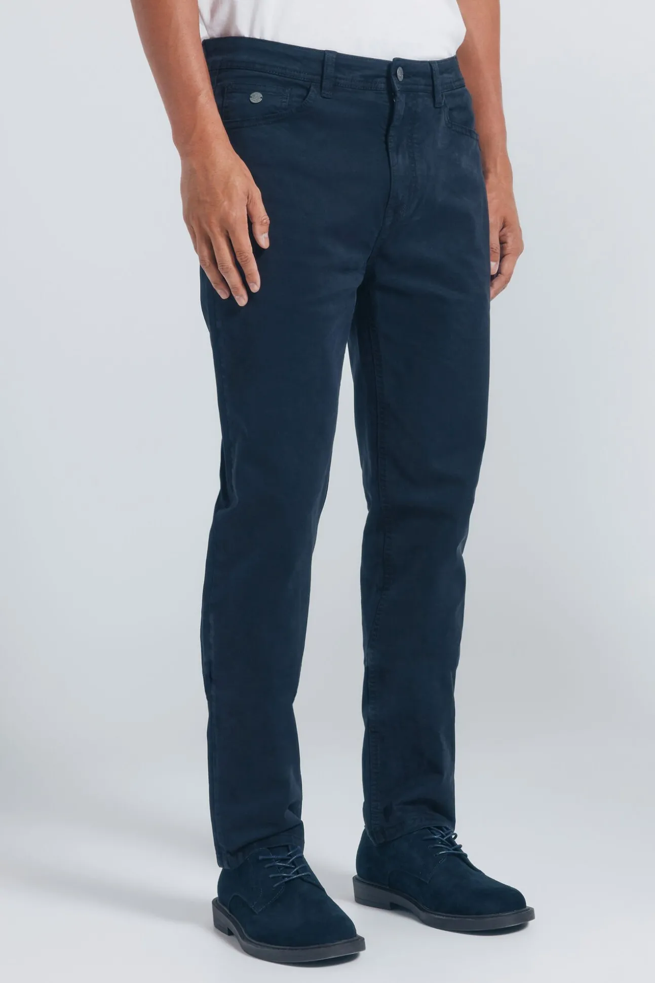 Pantalón 5 bolsillos color slim fit