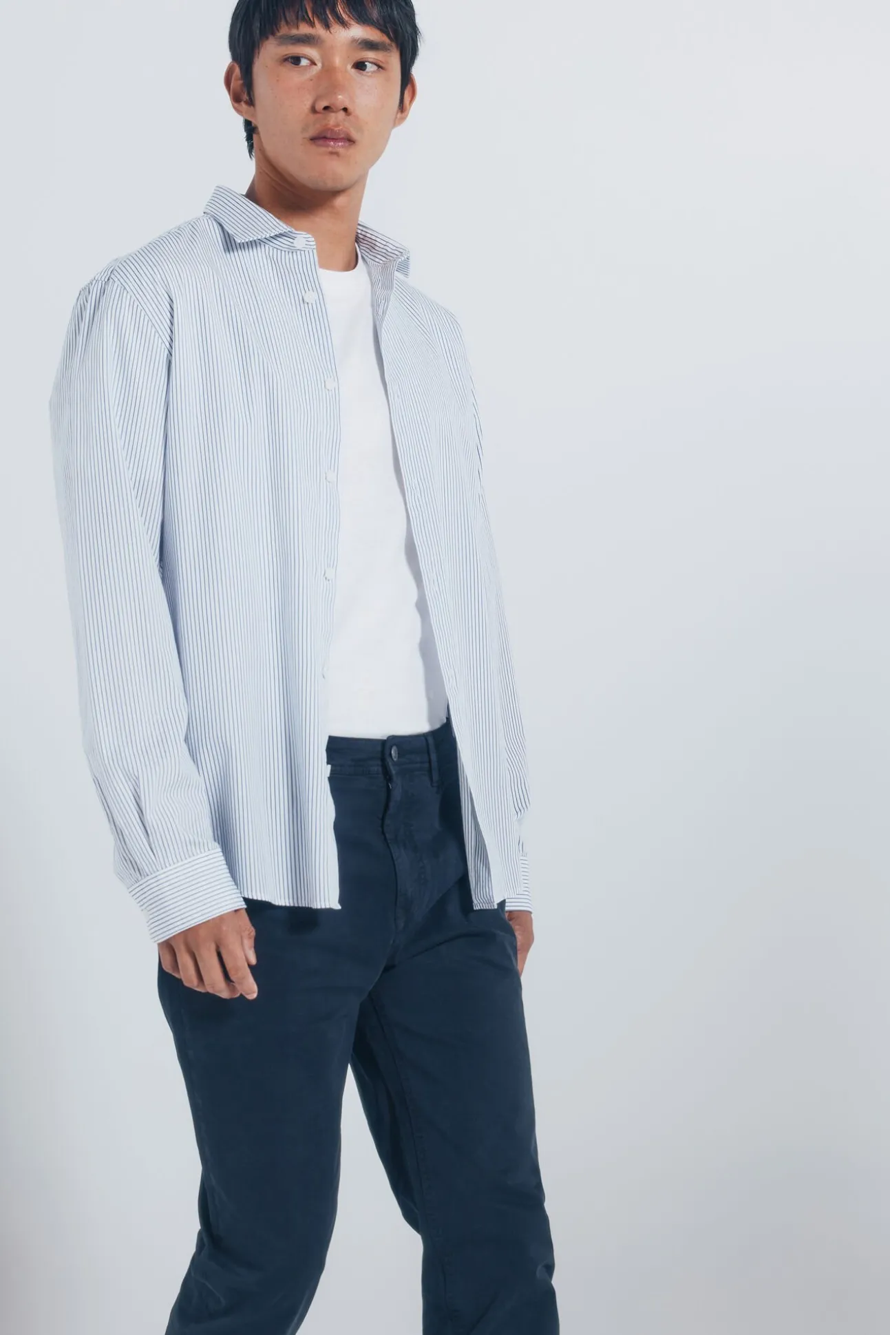 Pantalón 5 bolsillos color slim fit