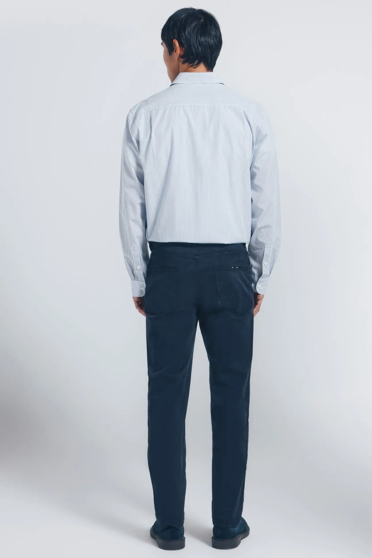 Pantalón 5 bolsillos color slim fit