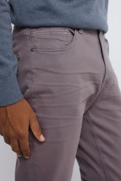 Pantalón 5 bolsillos color slim fit