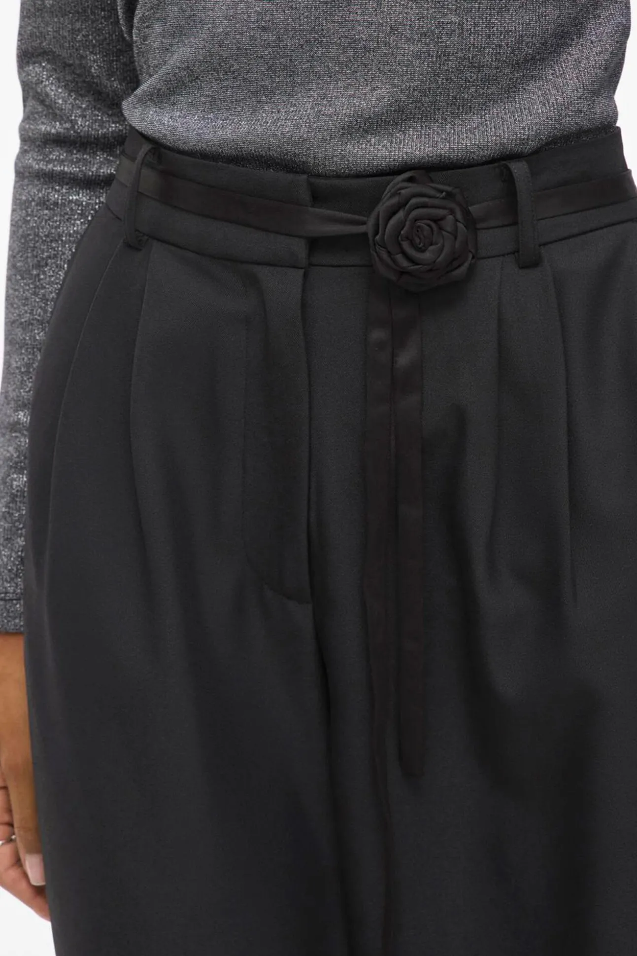 Pantalón ancho de vestir con cinturón flor