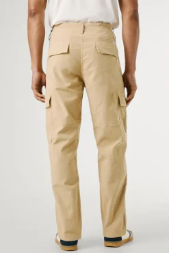 Pantalón cargo regular tejido ligero.