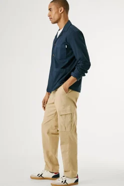 Pantalón cargo regular tejido ligero.