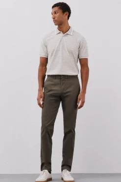Pantalón chino ligero slim fit