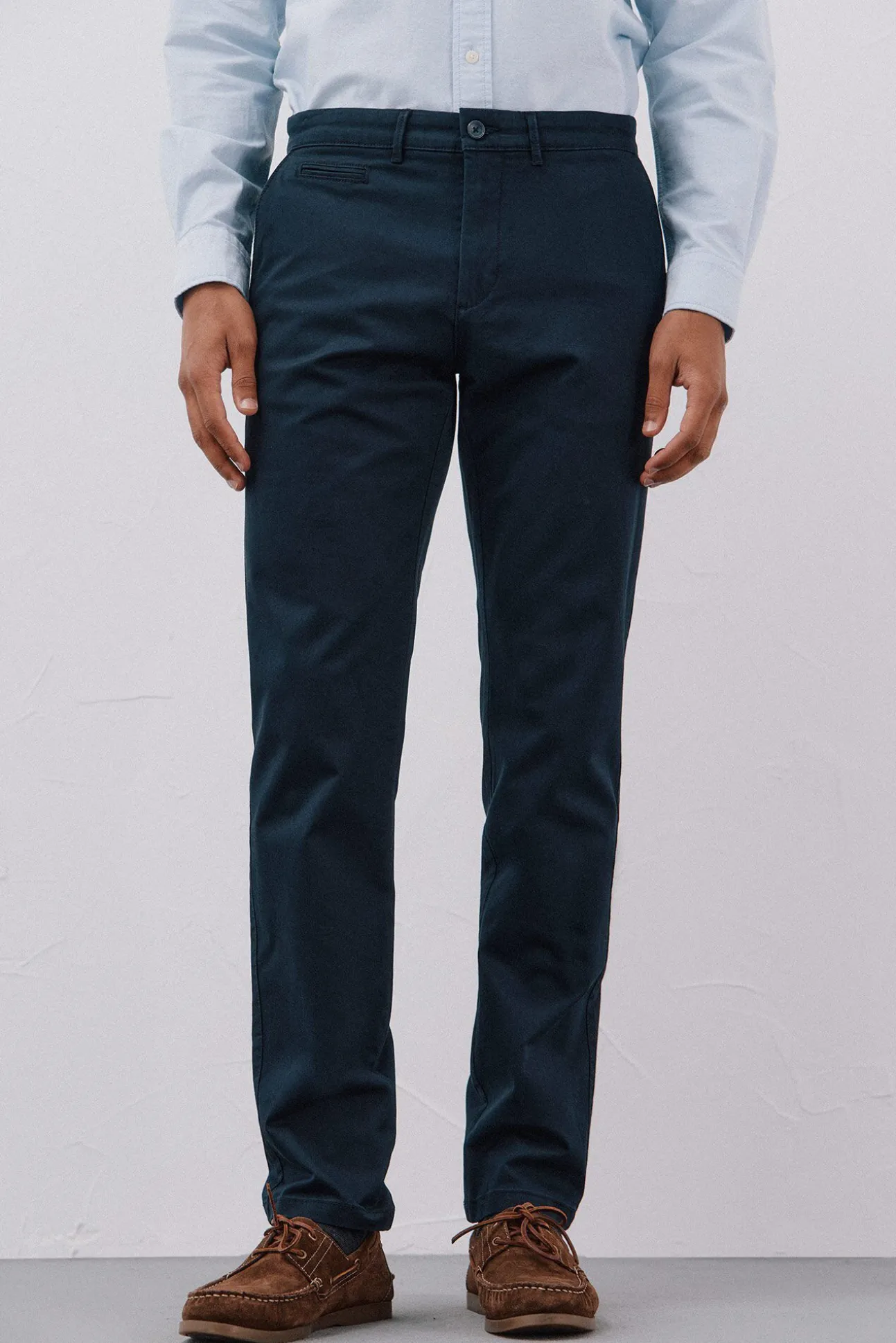 Pantalón chino ligero slim fit