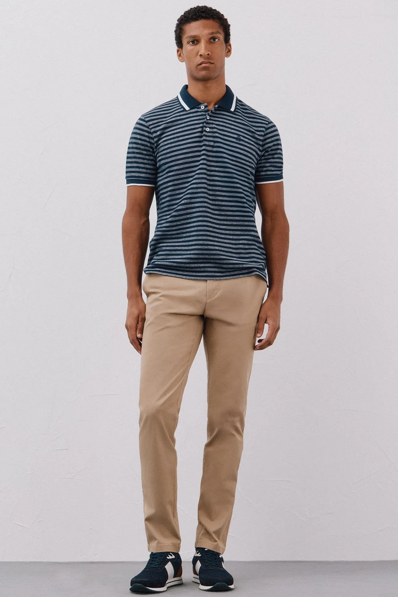 Pantalón chino ligero slim fit