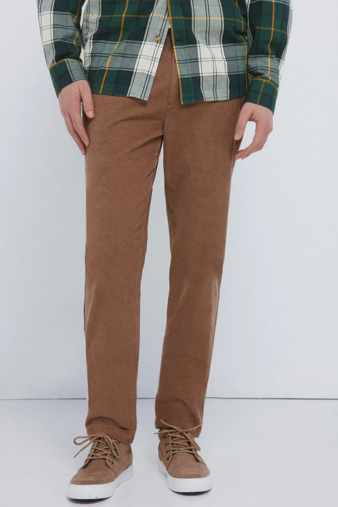 Pantalón chino micro pana slim fit