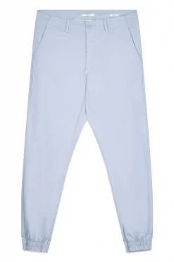 Pantalón chino popelin con puño en el bajo.