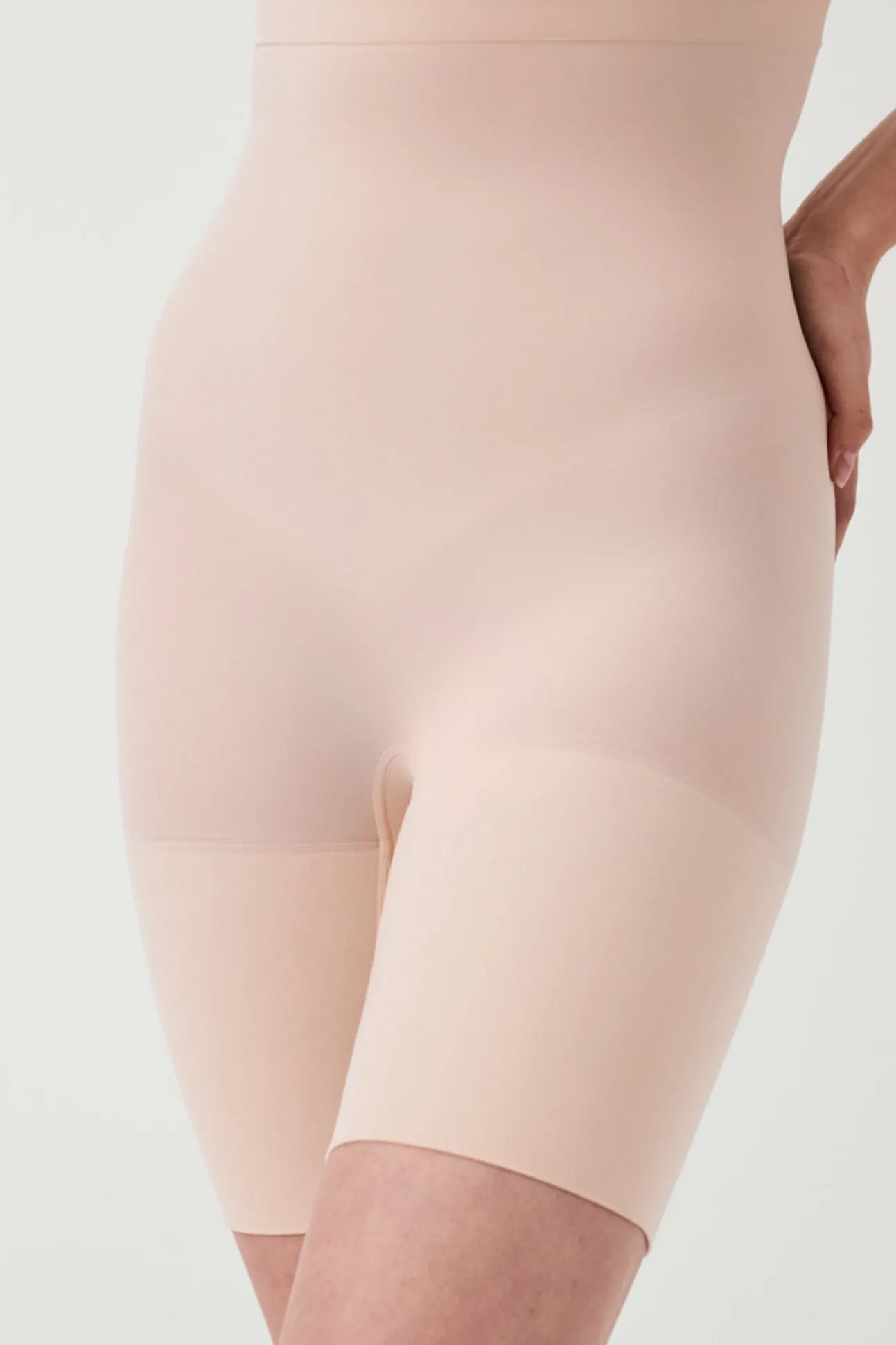 Pantalón corto a media pierna de talle alto nude. SPANX