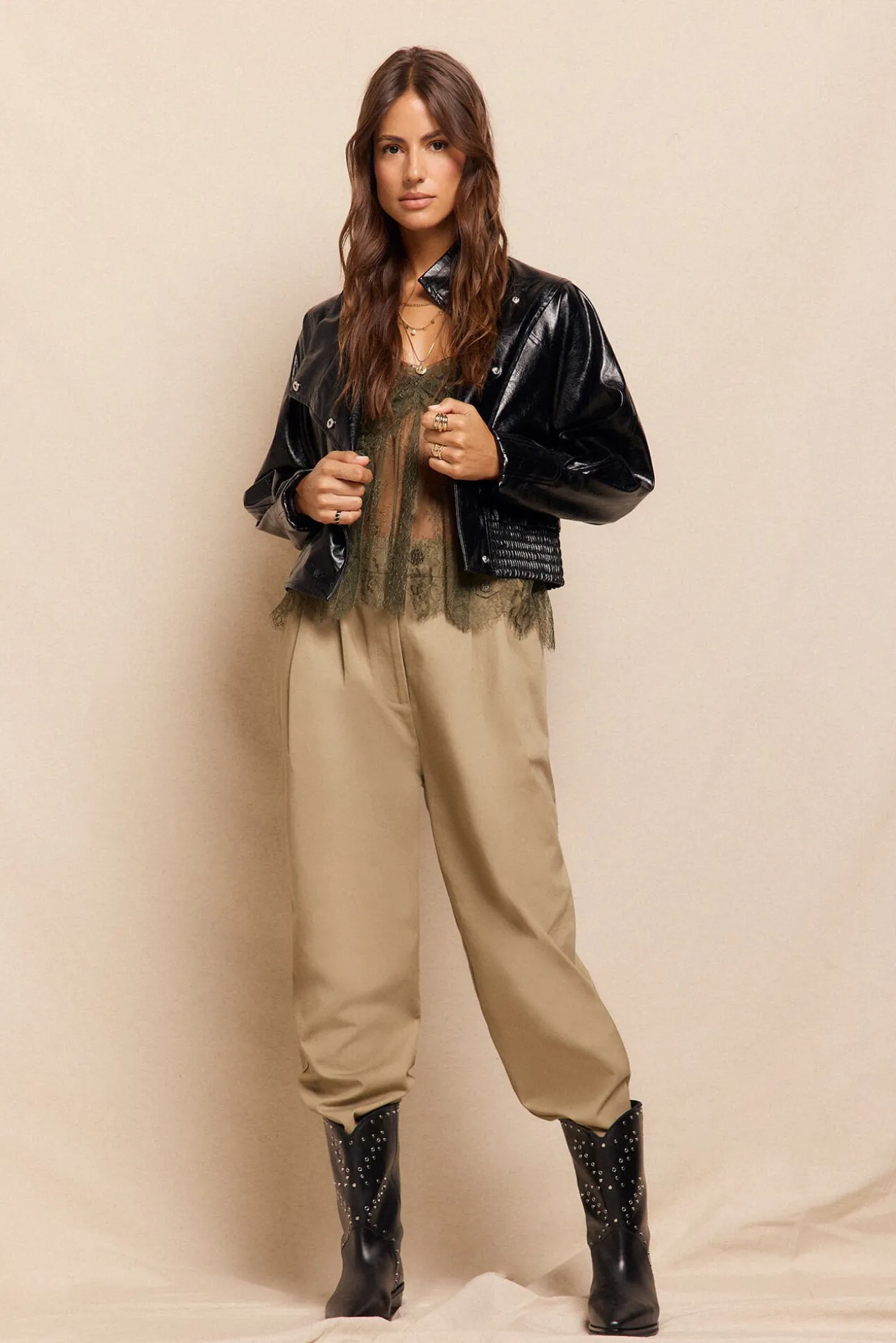 Pantalón de sarga con pinzas trabillas para el cinturón bolsillos funcionales laterales pernera ancha cierre mediante cremallera oculta y botón