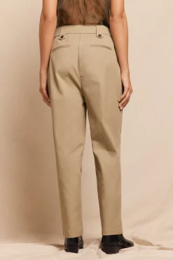 Pantalón de sarga con pinzas trabillas para el cinturón bolsillos funcionales laterales pernera ancha cierre mediante cremallera oculta y botón